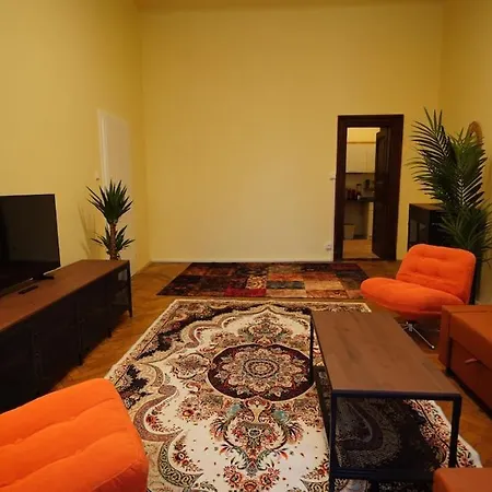 Spacious 2 Bedroom In 2 Apartment *
