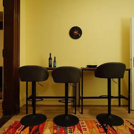 Spacious 2 Bedroom In 2 Apartament *