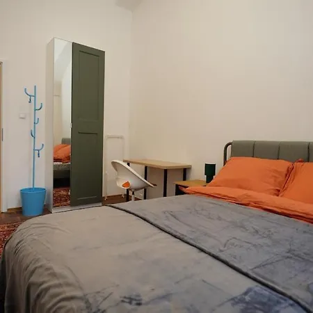 Spacious 2 Bedroom In 2 Apartament Praga