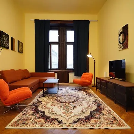 Spacious 2 Bedroom In 2 Apartament *