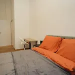 Spacious 2 Bedroom In 2 Daire Prag